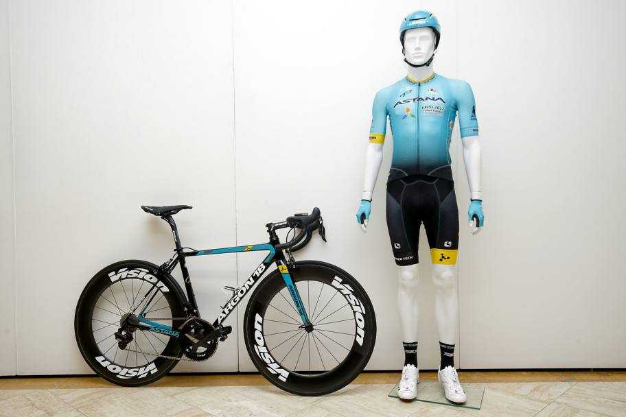 La Astana targata 2017 cambia le biciclette, che saranno le Argon 18, e l&#39;aspetto della maglia. Sono state presentate al ritiro di Montecatini. Bettini